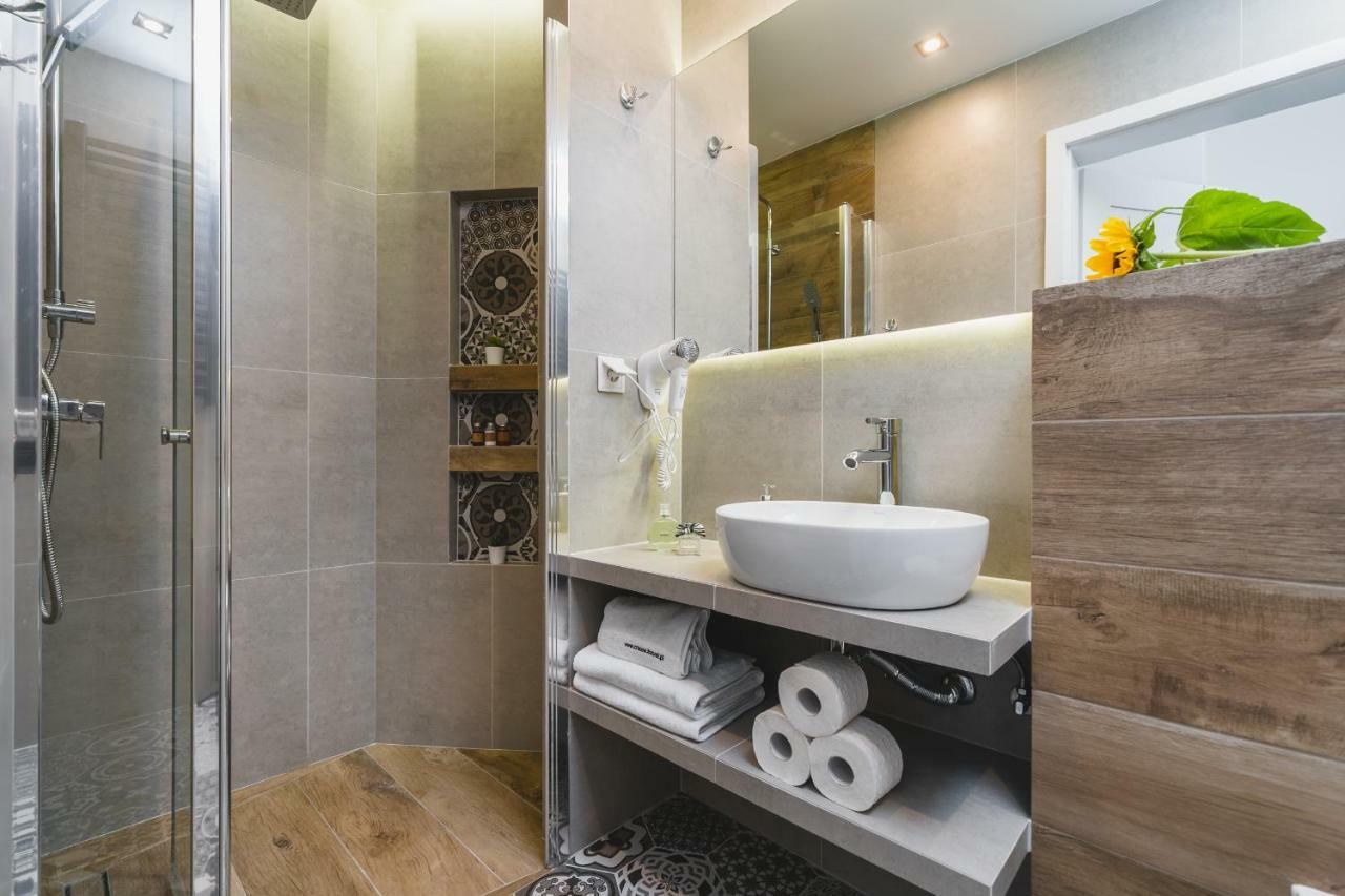 Liv Apartments Old Town Cracovia Esterno foto